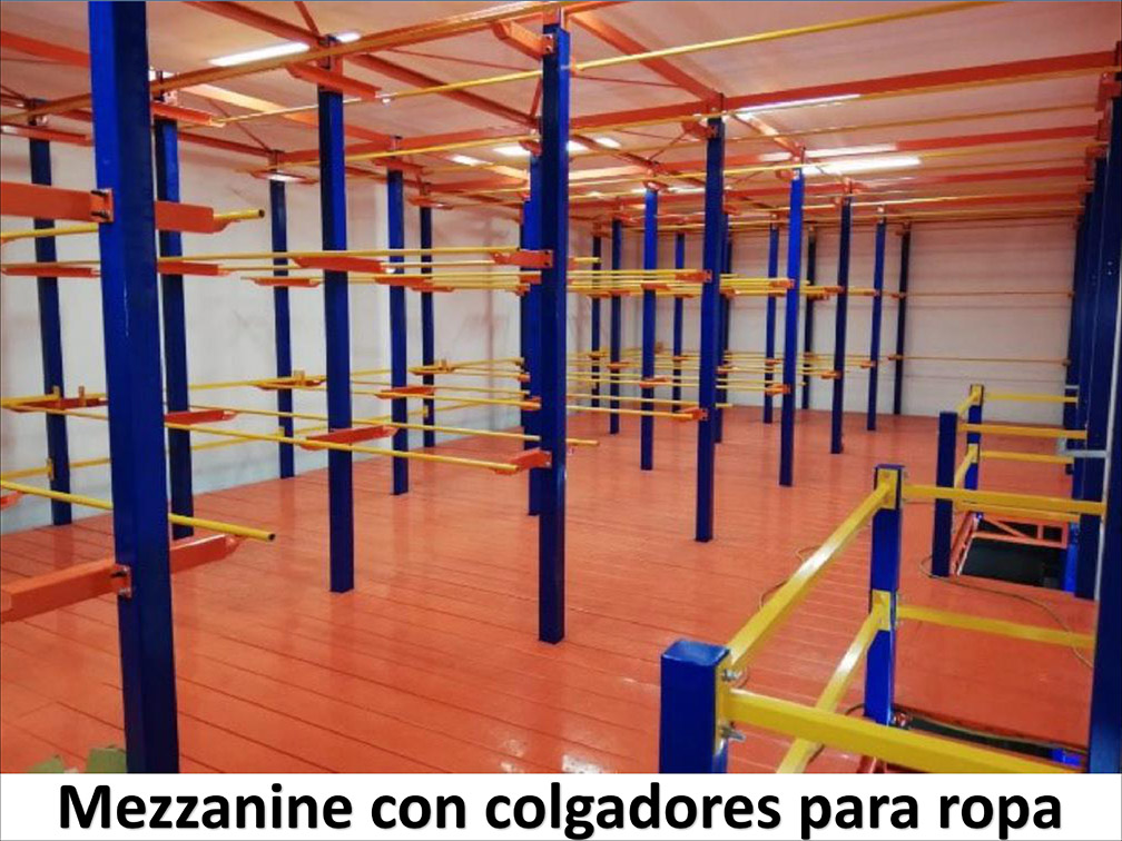 Mezzanine con colgadores para ropa